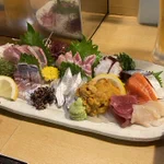 これがたったの1000円!？種類も量も申し分ない刺し盛り。