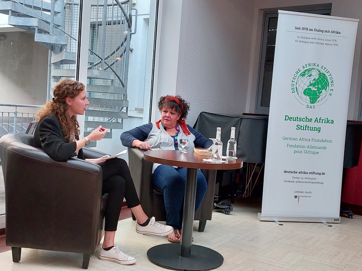 _DASonline's tweet photo. 1/4: #ThrowbackTuesday: After a break of more than 2 years due to the pandemic, we were finally able to continue our reading series #UnderneathTheBaobab.
Our Guest: author @LauriKubu from๐ง๐ผ, who gave insights into her historical novel: #TheScattering.
- @iKontinental https://t.co/sJz046K8eE