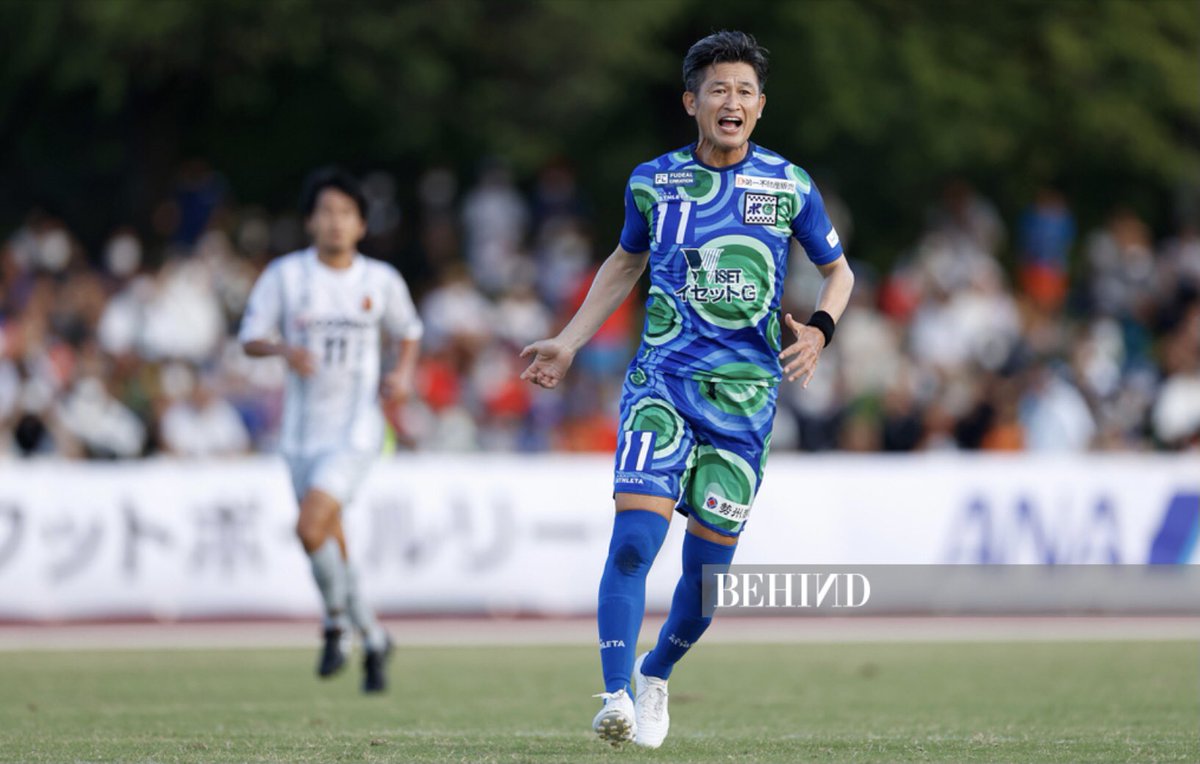 voshans's tweet photo. De 55-jarige Kazuyoshi #Miura voetbalde na ruim 3 maanden weer in het shirt van #Suzuka #PointGetters op het vierde niveau in zijn vaderland #Japan. ‘s Werelds oudste actieve #profvoetballer zegevierde met zijn club over het door Johan #Cruijff geïnspireerde #Veertien #Mie (2-0). https://t.co/kKK2Mf9hKW