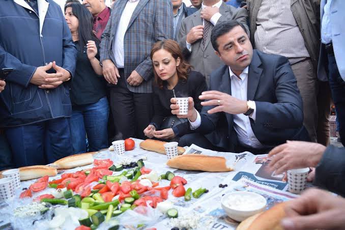 Tayyip sen gelme.
Bu kahvaltıda helal lokma var,midene dokunur.