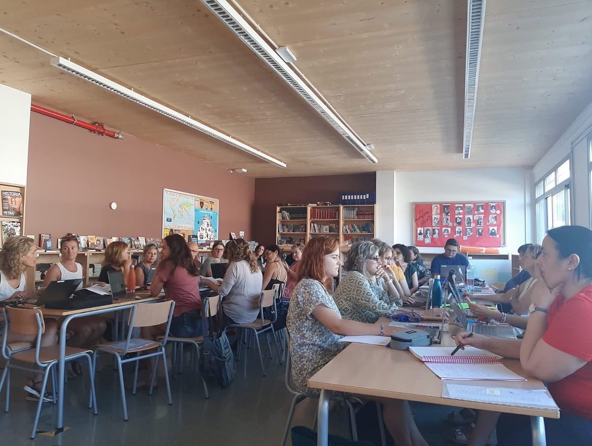 Ins_SerradeNoet's tweet photo. Últim claustre per acabar de preparar la jornada de demà! Tot a punt per retrobar-vos! https://t.co/7si03PPZko