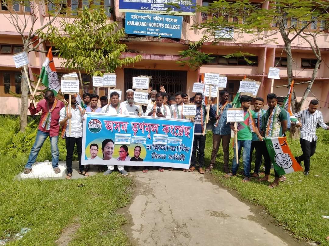 Aibar_Assam's tweet photo. বিদ্যালয় একত্ৰীকৰণ কৰা আৰু মাতৃভাষাবিৰোধী অসম চৰকাৰৰ হঠকাৰী সিদ্ধান্তৰ বিৰুদ্ধে জিলাই জিলাই অসম তৃণমূল কংগ্ৰেছৰ ধৰ্ণা-প্ৰতিবাদ।
#KhelaHobe https://t.co/tfFfmC56gQ