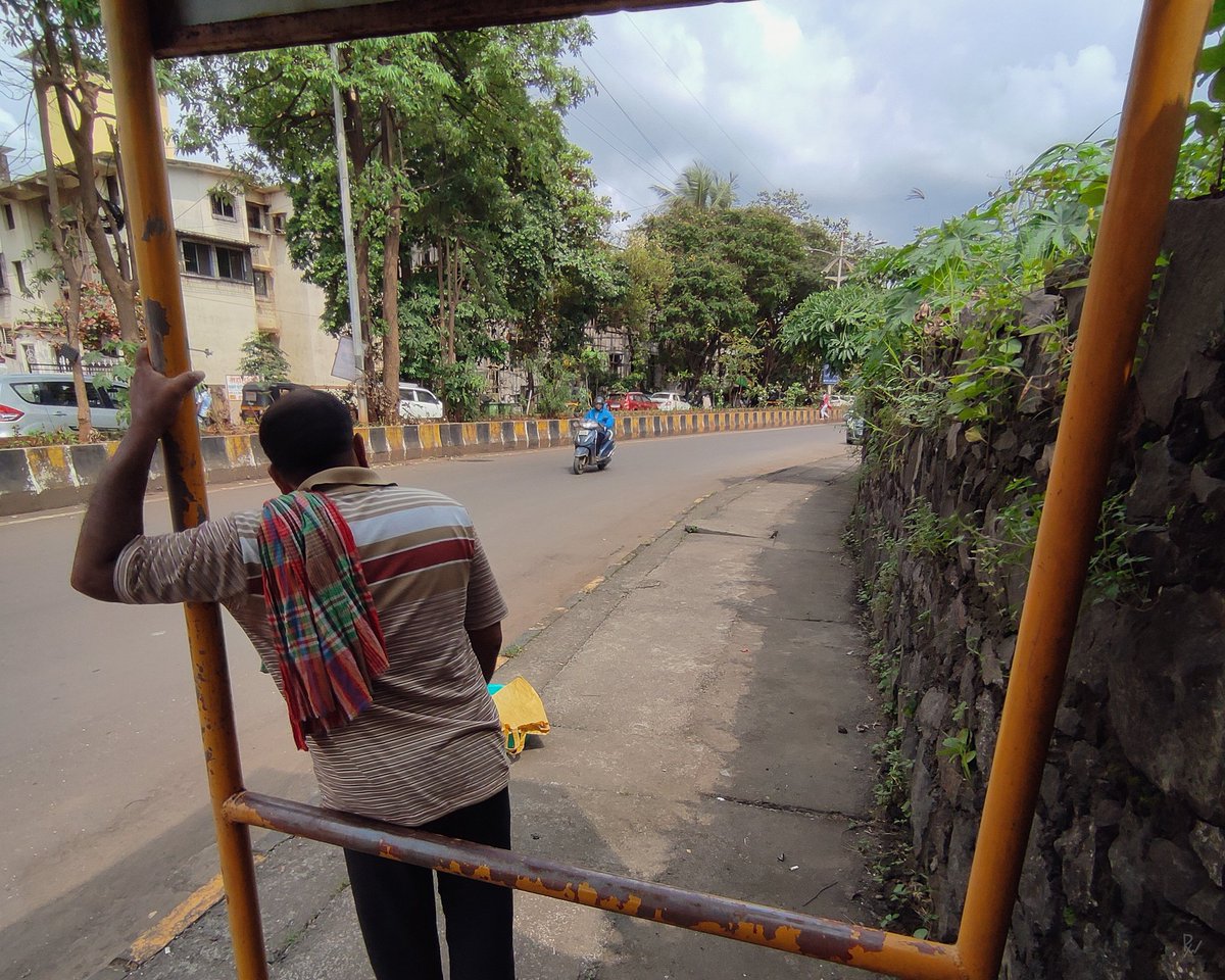 awkward_angle's tweet photo. a framework for patience.

#theawkwardangle #mumbaidiaries #mobilephotography #streetphotography #bus #mi10i #wait https://t.co/siBhNJqca9
