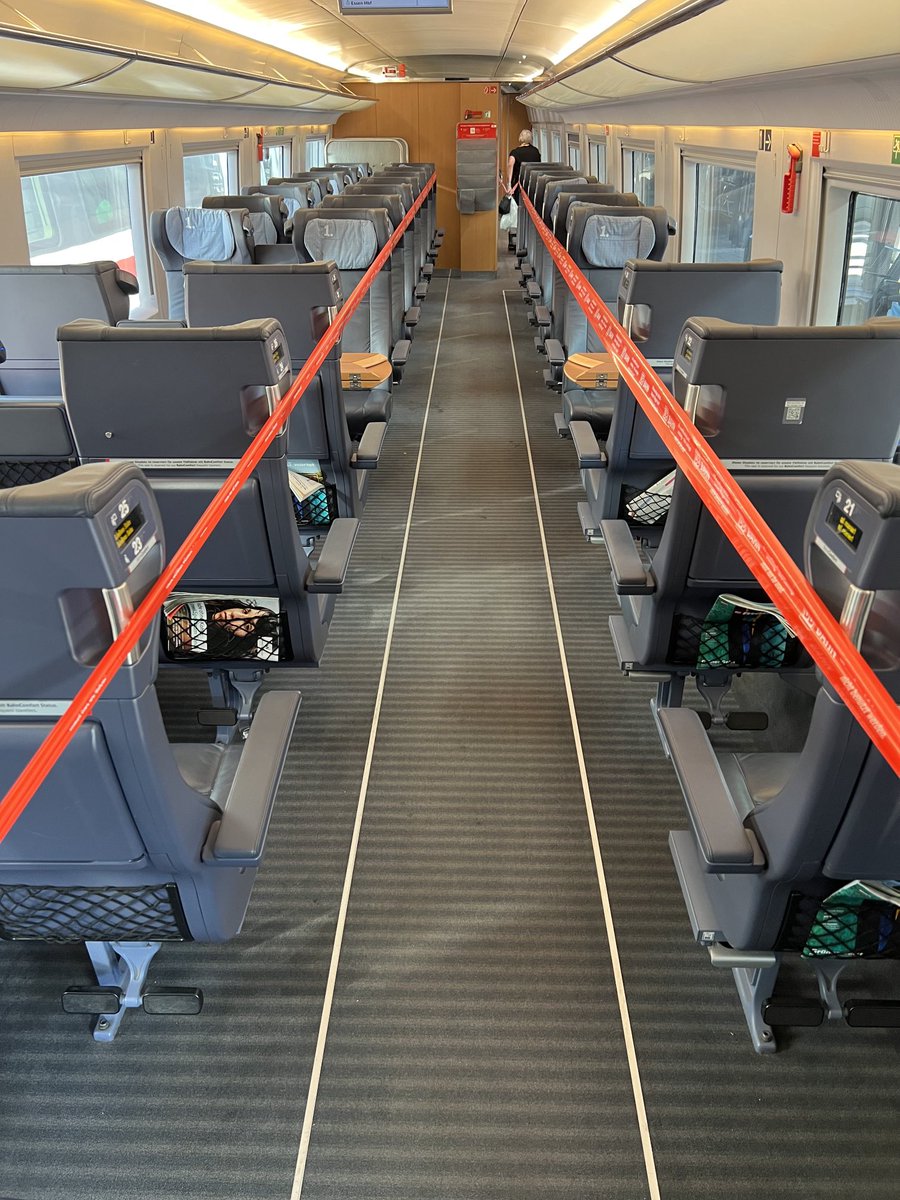 Die #Bahn ist besser als jedes Überraschungsei. Die Klimaanlage ist defekt und deshalb müssen die Fahrgäste stehen. Erhöht den Effekt natürlich 👍