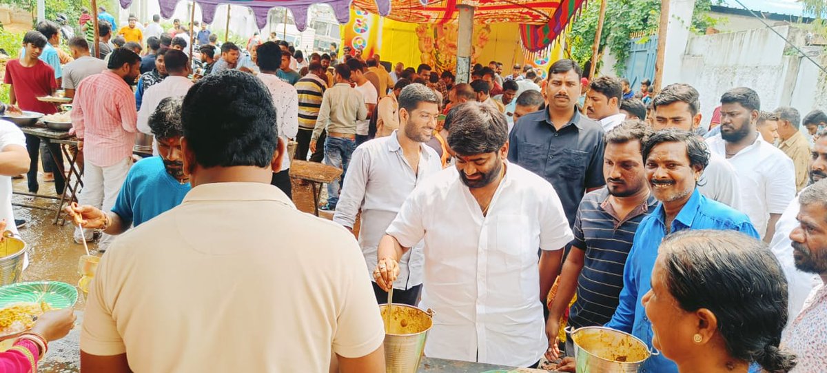 TSR4BJPIndia's tweet photo. మైలర్ దేవ్ పల్లి డివిజన్ ఆనంద్ నగర్లో వినాయక నవరాత్రులు సందర్భంగా వినాయక పూజ మరియు అన్నప్రసాదా కార్యక్రమంలో పాల్గొనడం జరిగింది.
#Thokalasrinivasreddy #BJPTelangana #mailerdevpally #RajendraNagar
#BJPCorporator #ganeshpooja #Hyderabad https://t.co/5uzHeBadHr