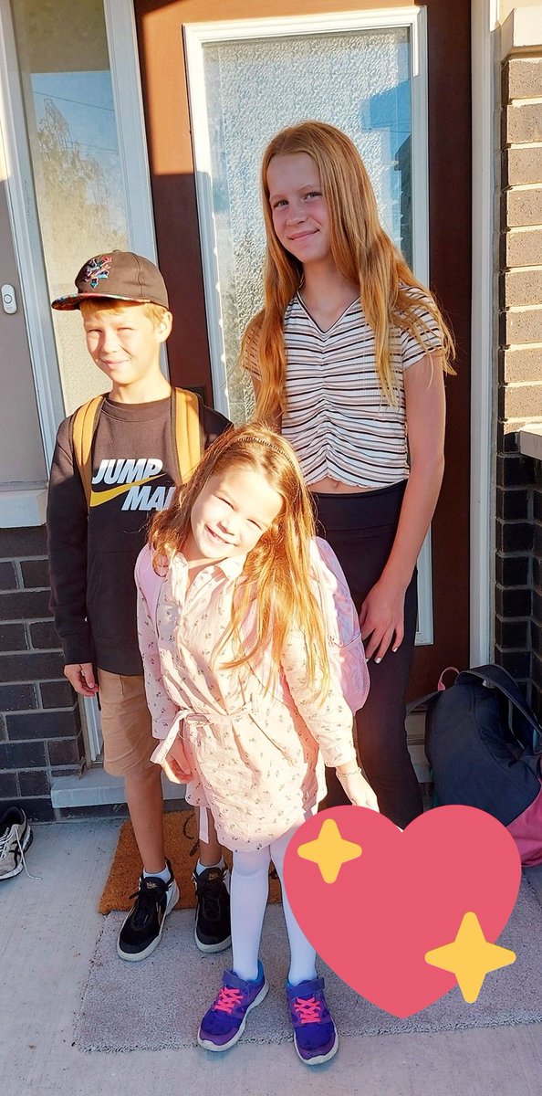 Kayla_R_Collins's tweet photo. Grade 6, grade 4 and SK 🥰 Go get 'em kids!!!  #ocsbFirstDay https://t.co/MtoYaqCSGa