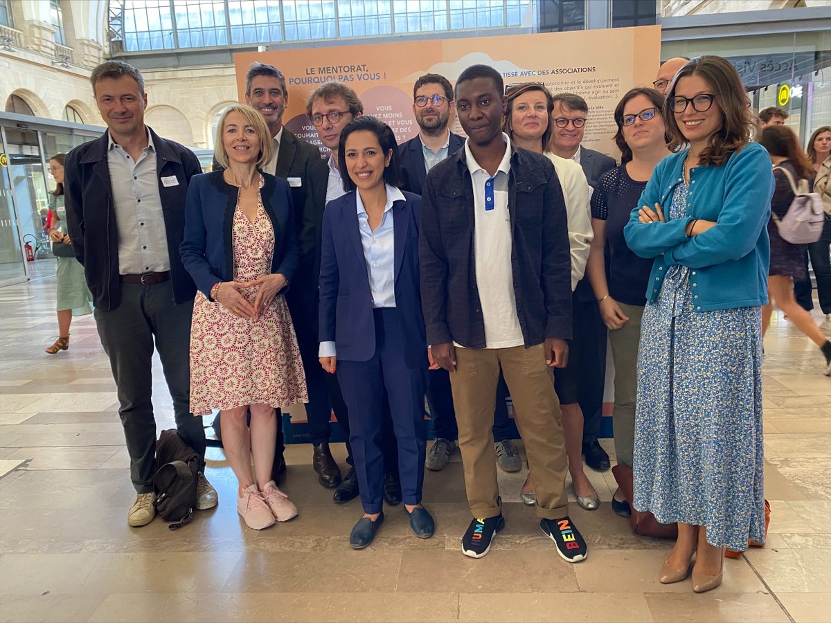FondationSNCF's tweet photo. Le #Mentorat : la solidarité en action(s) !
👉Rdv dans 23 gares @ConnectGares pour découvrir l’exposition dédiée durant tout le mois de septembre.
Retour en images sur l'inauguration ce matin en gare de Paris Est ⤵️ https://t.co/R2X17xRxEO