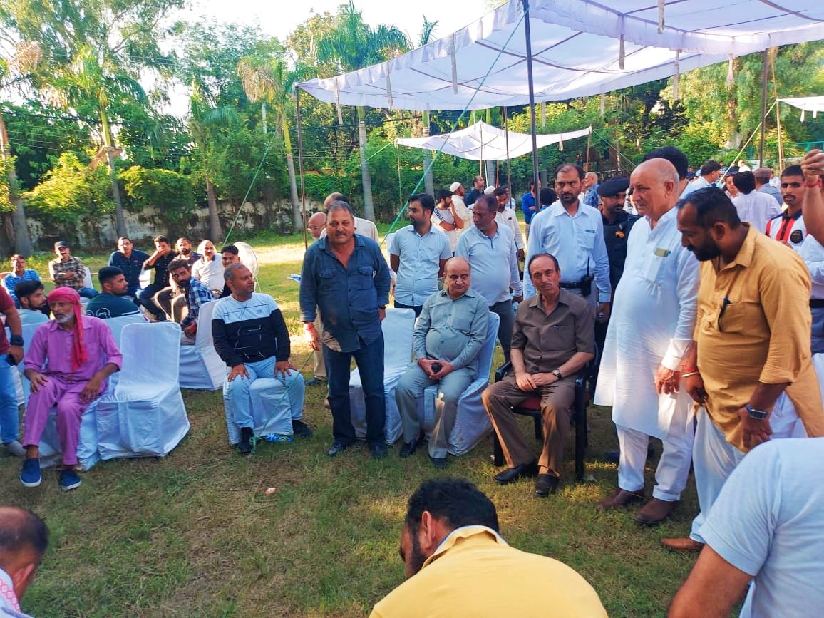 ManhasSatveer's tweet photo. Aaj Yuva Rajput Sabha ne @ghulamnazad ji se mulaqat ki Maharaj Hari Singh ji k Janamdivas ki #Shutti samet aur kayi J&K k masloun par Charcha ki.@manojsinha_ @BJP4JnK @INCJammuKashmir @BalwantMankotia @SalmanNizami_ @GouravChopra_JK @TopologyInVeins @IYCJammuKashmir @wattal_pooja https://t.co/5UlP7VreyR