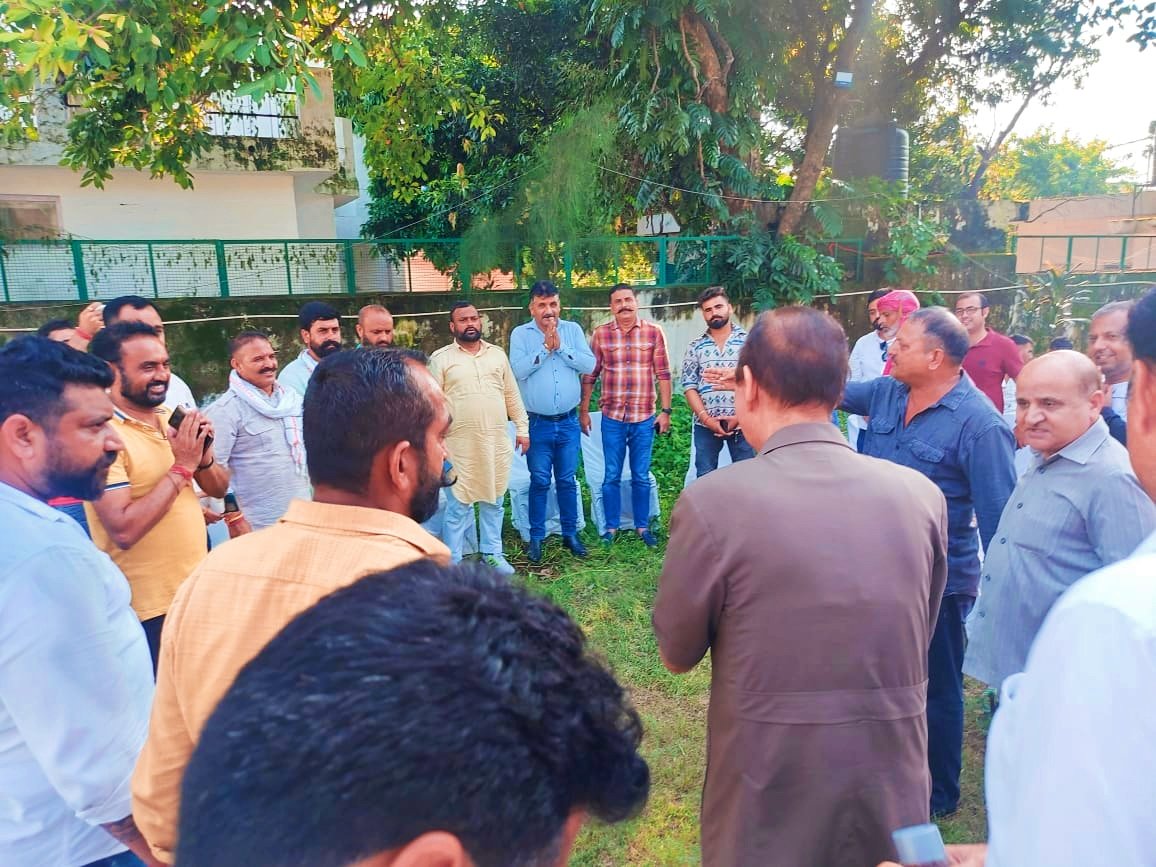 ManhasSatveer's tweet photo. Aaj Yuva Rajput Sabha ne @ghulamnazad ji se mulaqat ki Maharaj Hari Singh ji k Janamdivas ki #Shutti samet aur kayi J&K k masloun par Charcha ki.@manojsinha_ @BJP4JnK @INCJammuKashmir @BalwantMankotia @SalmanNizami_ @GouravChopra_JK @TopologyInVeins @IYCJammuKashmir @wattal_pooja https://t.co/5UlP7VreyR