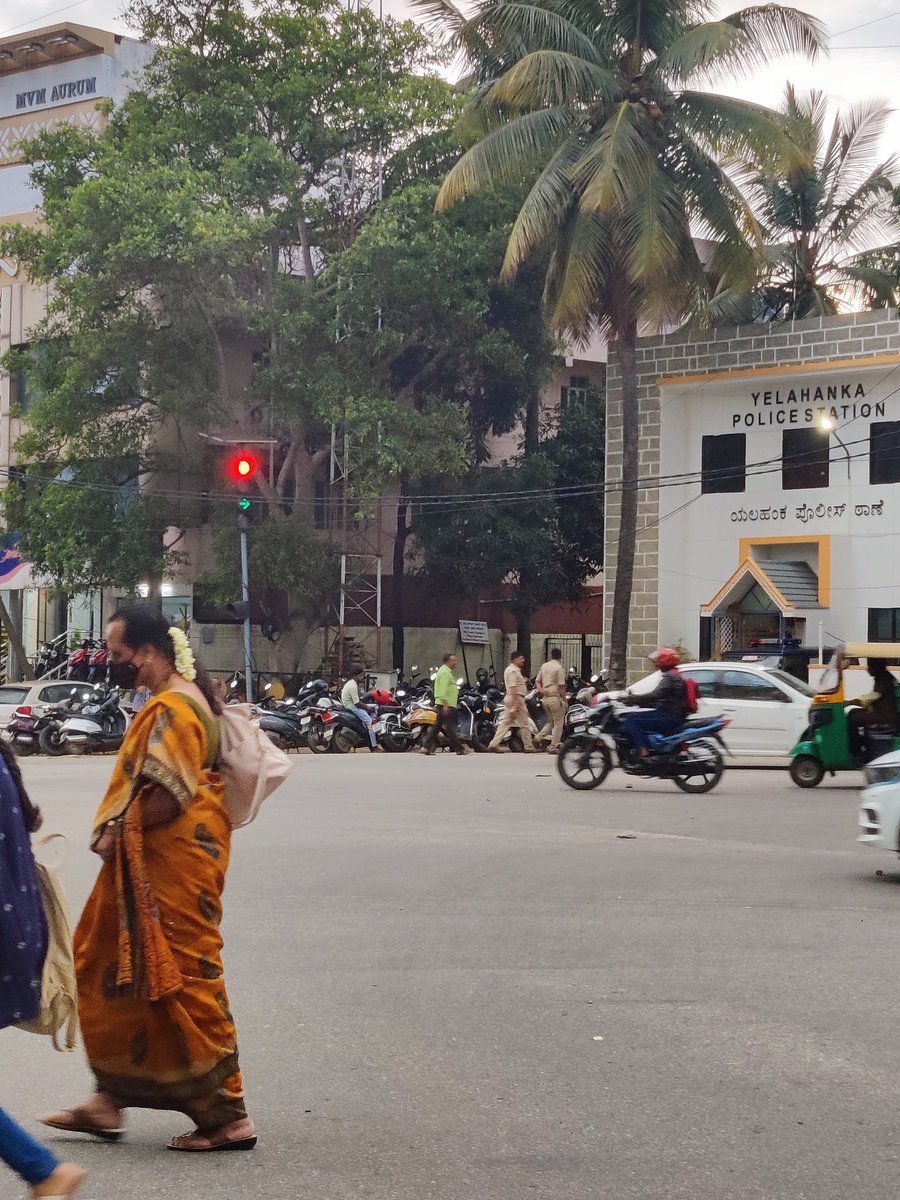 monishcp's tweet photo. Poor traffic Infrastructure? No timer, signal malfunction!? @blrcitytraffic what should we assume to this signal at Yelahanka Police Station junction as it creates confusion and leads to accidents, injuries of wrong indication.
@riseupforrights @JnanendraAraga @jointcptraffic https://t.co/2olsFn3k94