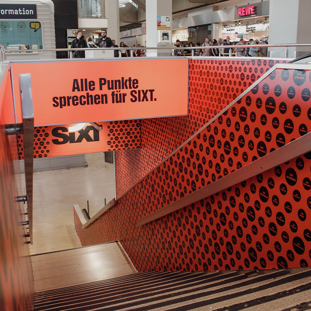 SixtDE's tweet photo. Beweis uns, wie gut du deinen Lieblings-Autovermieter wirklich kennst
😏 Wie viele Punkte befinden sich insgesamt auf der SIXT-Treppe am
Kölner Flughafen? Jetzt mitraten und an unserer Umfrage in den
Kommentaren teilnehmen!💡

#SIXTperten #reisen #köln #SIXTDE #SIXTrent #SIXT https://t.co/Cib73dg3cf