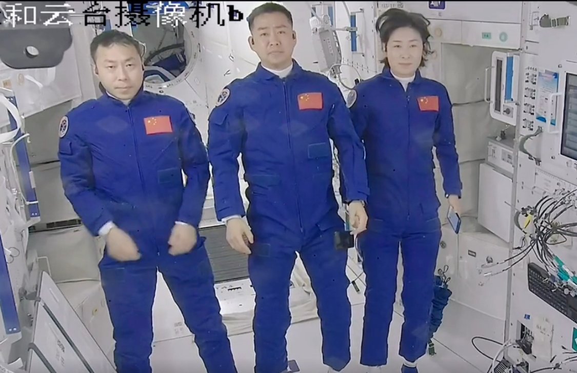 ChinatoAU's tweet photo. Chinese Taikonaut answer Somalian youth’s questions: The younger generation is the hope of our future. I hope you remain passionate about exploring the universe. Looking forward to you joining us!#TalkWithTaikonauts https://t.co/crm0tzVTvv