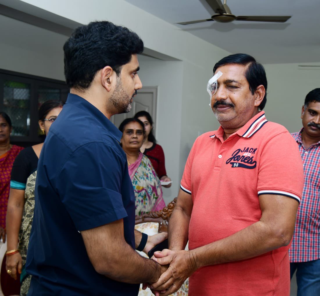 TdpPamur's tweet photo. వైసీపీ రౌడీమూకల దాడిలో తీవ్రంగా గాయపడిన చెన్నుపాటి గాంధీని పరామర్శించిన టిడిపి జాతీయ ప్రధాన కార్యదర్శి @naralokesh . #DemocracyBackSlidingInAP https://t.co/22l3ku1M3W
