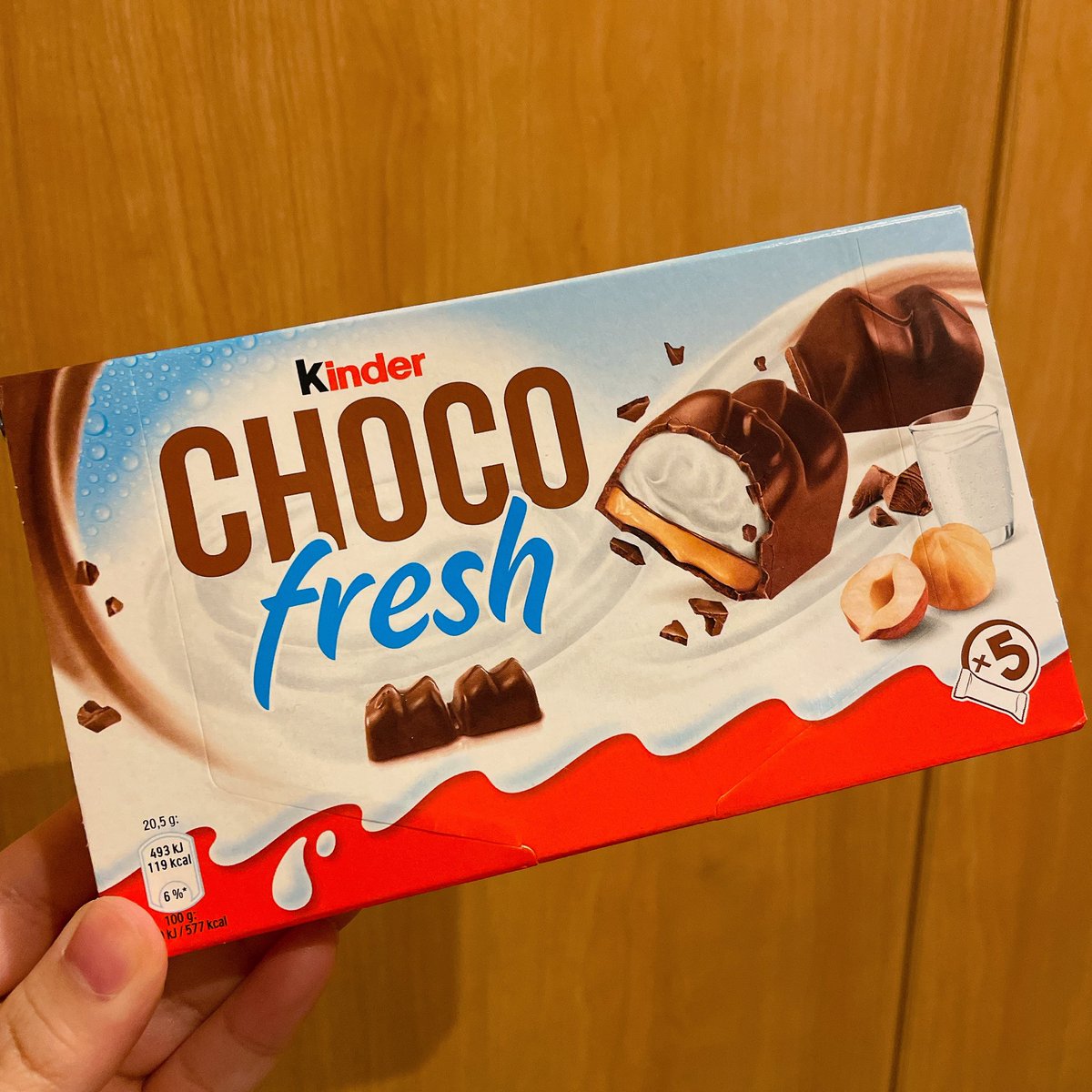 hika_maaaaa's tweet photo. 愛してやまないチョコ🥹🍫
ドイツ行ってた友達が買ってきてくれた✈️
(急遽ドイツの後ドバイに1ヶ月滞在したため賞味期限切れw)
この世のチョコの中で1番美味しいと思ってる!
大量に空輸したいw
#kinder #chocofresh https://t.co/S9yAbONitD