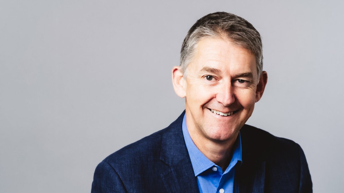 oxford_brookes's tweet photo. Congratulations to @RichardVenable4 who has been awarded an Honorary Doctorate of the University 🎉 

Richard has received this award in recognition of his dedication to Oxfordshire charities 🎓 https://t.co/yYKh0OSH6s #BrookesGrad https://t.co/pFPXmkCXQ0