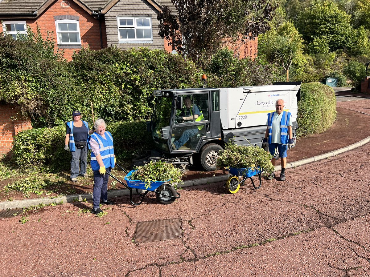 Top marks and thank you to <a href="/NewcastleCC/">Newcastle City Council</a> passing road sweeper for enthusiastically helping <a href="/SPNA_Newcastle/">SPNA</a> volunteer gardeners clear up our hedge trimmings this morning.