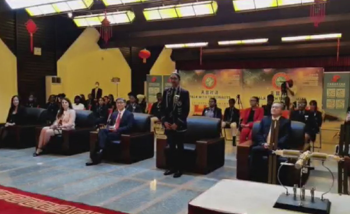 ChinatoAU's tweet photo. Senegalese and South African youth: How to become an astronaut?
Chinese Taikonauts: A healthy body and mind are the basic conditions to be an astronaut.The biggest difficulty is the challenge posed by the mission on our general abilities. https://t.co/AMiWGsnH4p