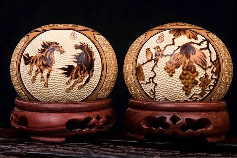 iShandong's tweet photo. Dongchang's gourd carving, a national #ICH in #Liaocheng, has its distinct regional characteristics, featuring smooth lines, diverse patterns, good raw materials and exquisite workmanship, delivering auspiciousness and good luck. #RemarkableShandong #MadeInShandong #CreativeSD https://t.co/QrIQkftyhO