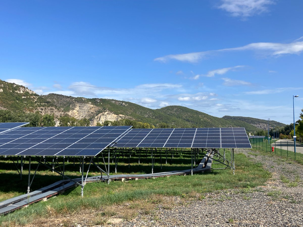 Photowatt's tweet photo. Nous sommes aujourd'hui au côté des représentants @EDFENR_Officiel  pour l'inauguration de la centrale solaire du Pouzin en Ardèche☀️
- 8,39 Mwc de puissance⚡️
- 23 276 panneaux Photowatt 🇫🇷
- 5000 habitants alimentés en électricité toute l'année♻️

#SolarEnergy #renewables https://t.co/6BAHSai8c2
