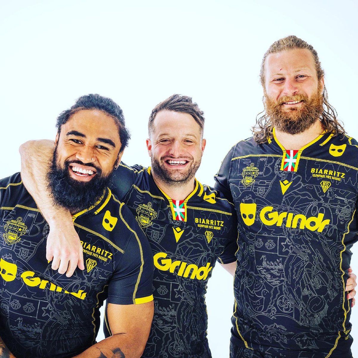 Bonne chance à Francis Saïli, Alisa Rose, Frankie et Kyrie dans leur nouvelle étape de vie <a href="/racing92/">Racing 92</a> . Vivement le derby parisien contre <a href="/lucas_peyres/">Lucas Peyresblanques</a> et <a href="/Mat_Hirigoyen/">Mathieu Hirigoyen</a> 💥🔥.
Merci à Jacky Lorenzetti et Laurent Travers pour leur réactivité et leur respect à l’égard de <a href="/BOPBweb/">BOPBweb</a>