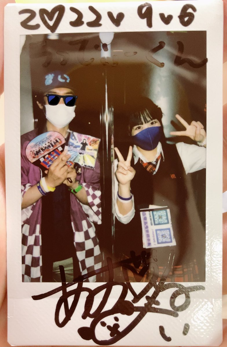 uddhi_'s tweet photo. #燃えこれ学園 #あおねちゃん ツアー前半Finalとその前の対バンライブお疲れ様でした。#BANZAIJAPAN と物販被ったの初めてなので、BJ扇子使ってコラボチェキ
単独後は本日発売の #peeeace! 蒼音ソロジャケットと撮りました。
今日も全力で楽しんだよ〜! https://t.co/oygOqWgTxQ