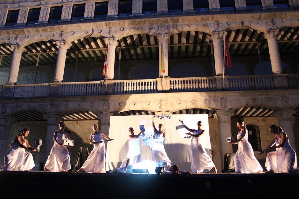 Pucela_Dance's tweet photo. Gran éxito el pasado sábado con nuestra Compañía Profesional de Danza CARMEN AMAYA representando “El arte de la vida” en el Castillo de Cuéllar 💃🏻
Mil gracias a @EscenarioCyl, al @aytocuellar y a todo el público asistente, es un placer sentirnos tan admirados y valorados 🥰❤️ https://t.co/PKZ3KSlwTp
