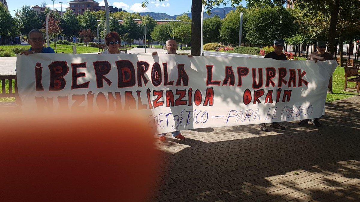 EHFAIEH's tweet photo. Iberdrola, Lapurrak. Nazionalizaioa Orain. 
Ertzaintza, alde hemendik https://t.co/QZ3DApn9uF