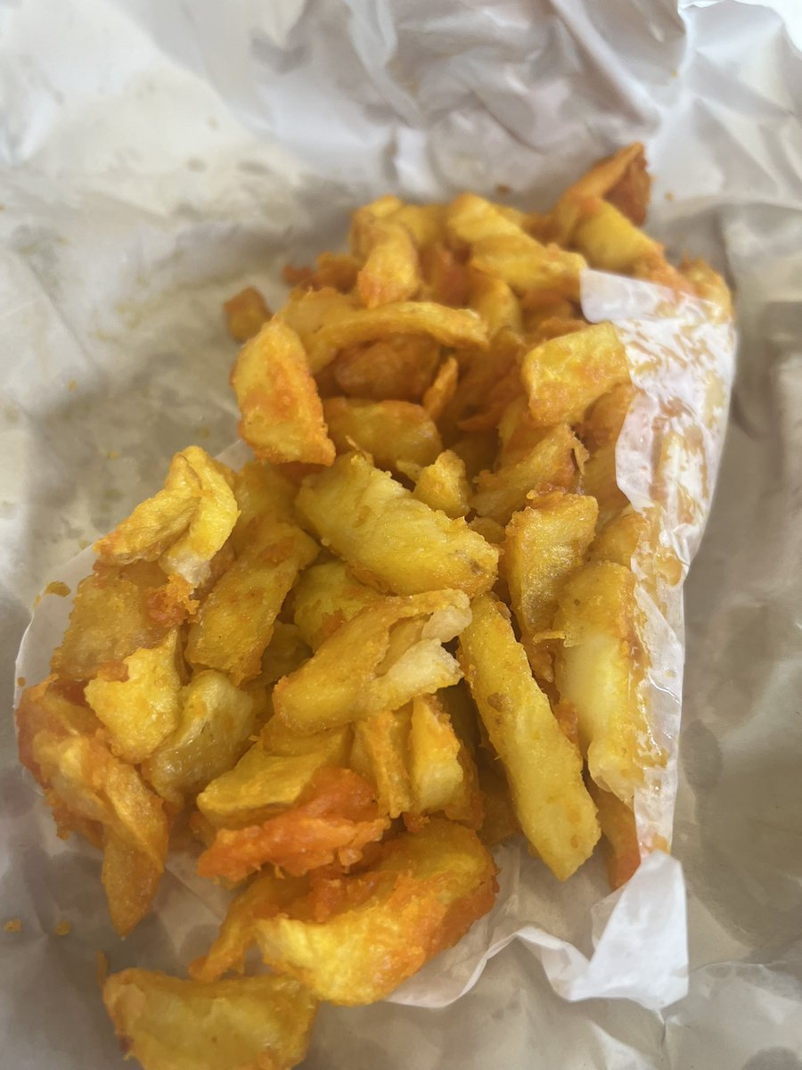 Markfinnis's tweet photo. What an ace day working with colleagues from across @VilliersPrimary Thanks for having me and I loved explored the power of relationships and restorative practice with you all. Plus I loved the Black Country specialty of orange chips 🤘@ITLWorldwide #OnlyConnect #BatteredChips https://t.co/wkTz4jdap4