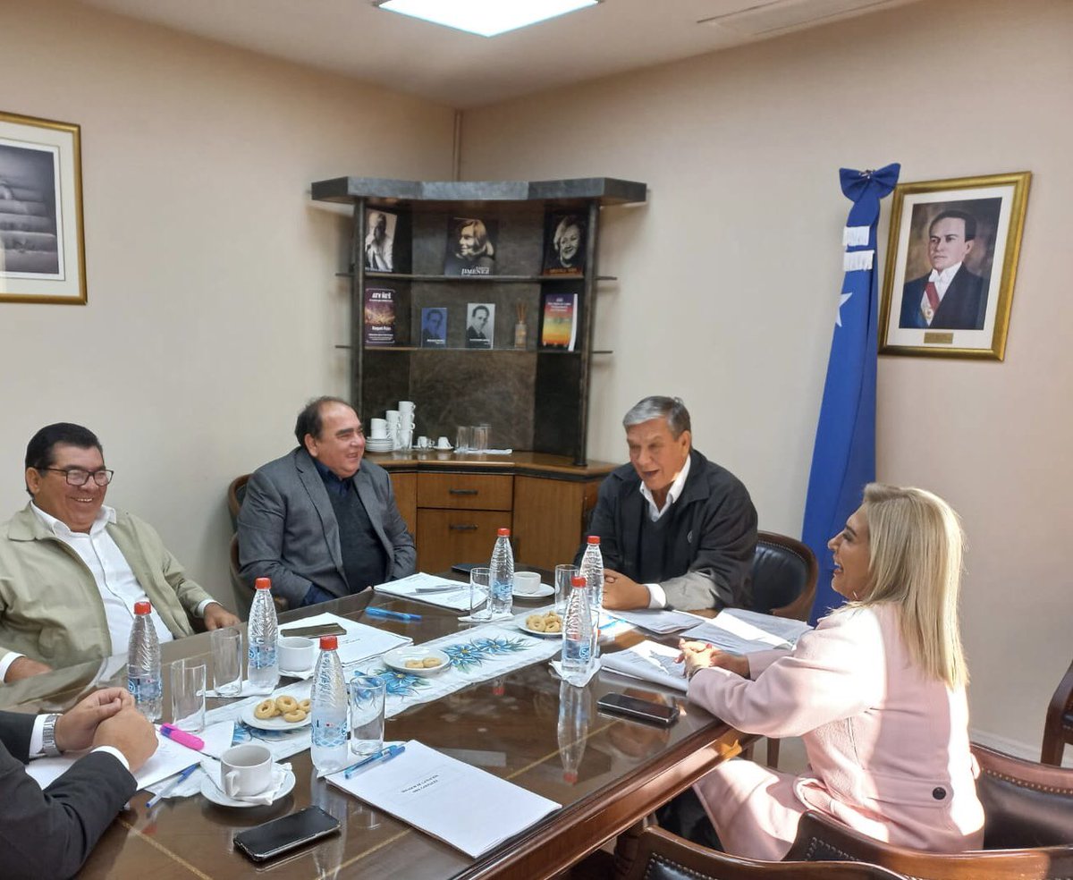 bancada_c's tweet photo. 👥🔵 La Bancada “C” del Partido Liberal Radical Auténtico (PLRA), encabezada por el Líder de Bancada, senador @PakoLedesma, se encuentra reunida, a fin de dar análisis al orden del día, prevista para la sesión ordinaria de este jueves 08 de septiembre. https://t.co/UNInWMz07H