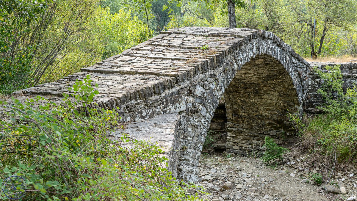 ToAuthentiko's tweet image. Ταξιδεύοντας προς το #Δίλοφο_Ζαγορίου βλέπεις κοντά στο δρόμο ένα πολύ όμορφο - #αυθεντικό τοπίο σαν εικόνα παραμυθιού! 

Ένα γεφυράκι δίπλα από ένα δέντρο  που οδηγεί σε ένα εκκλησάκι , αυτό του #Άγιου_Μηνά. 

Μια καλή ευκαιρία να κάνετε μια στάση για να  το περπατήσετε.