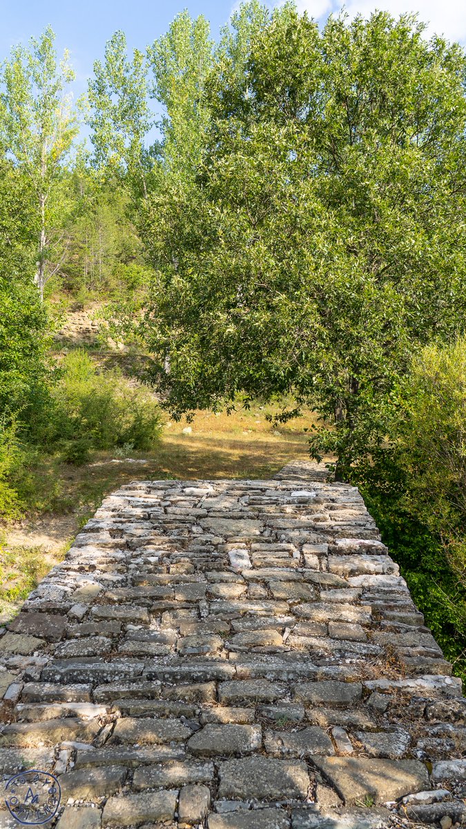 ToAuthentiko's tweet image. Ταξιδεύοντας προς το #Δίλοφο_Ζαγορίου βλέπεις κοντά στο δρόμο ένα πολύ όμορφο - #αυθεντικό τοπίο σαν εικόνα παραμυθιού! 

Ένα γεφυράκι δίπλα από ένα δέντρο  που οδηγεί σε ένα εκκλησάκι , αυτό του #Άγιου_Μηνά. 

Μια καλή ευκαιρία να κάνετε μια στάση για να  το περπατήσετε.