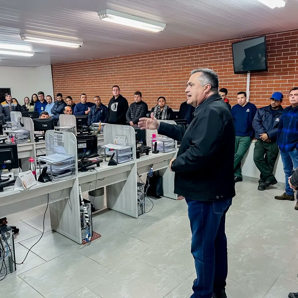 betopretoparana's tweet photo. Com @marcustesse(Estadual) e @PauloMartins10 (Senador) visitei a empresa Tecnolimp levando as propostas para cuidar da saúde dos paranaenses em Brasília. Vamos em frente! https://t.co/wtsM8IrJqt