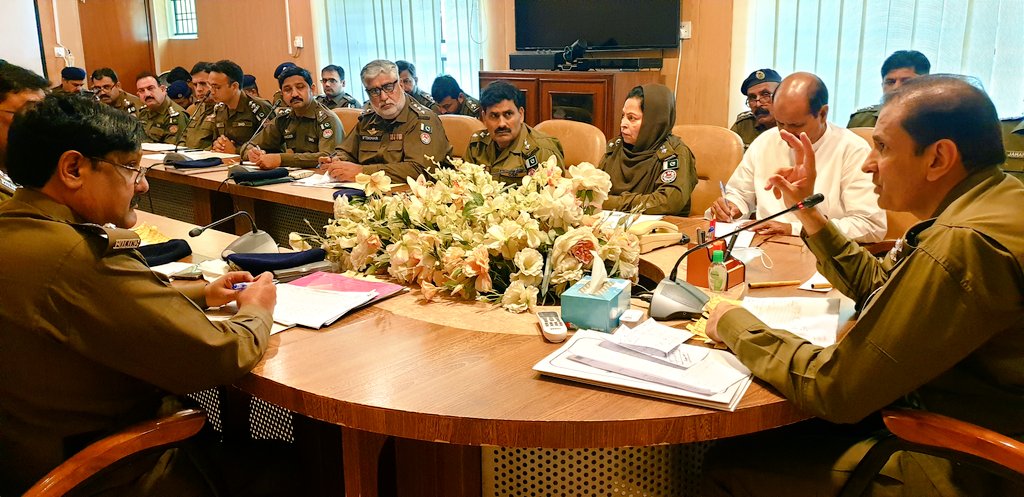 RpoSahiwal's tweet photo. انسپکٹر جنرل آف پولیس پنجاب فیصل شاہکار کے احکامات کی روشنی میں آر پی او ساہیوال طیب حفیظ چیمہ نے آر پی آفس ساہیوال میں کرائم میٹنگ کا انعقاد کیا,میٹنگ میں ضلع ساہیوال اور ضلع اوکاڑہ کےایس پی انویسٹی گیشنز,ایس ڈی پی اوز اورایس ایچ اوز نے شرکت کی @OfficialDPRPP @RwpPolice https://t.co/suDeTbIUvG