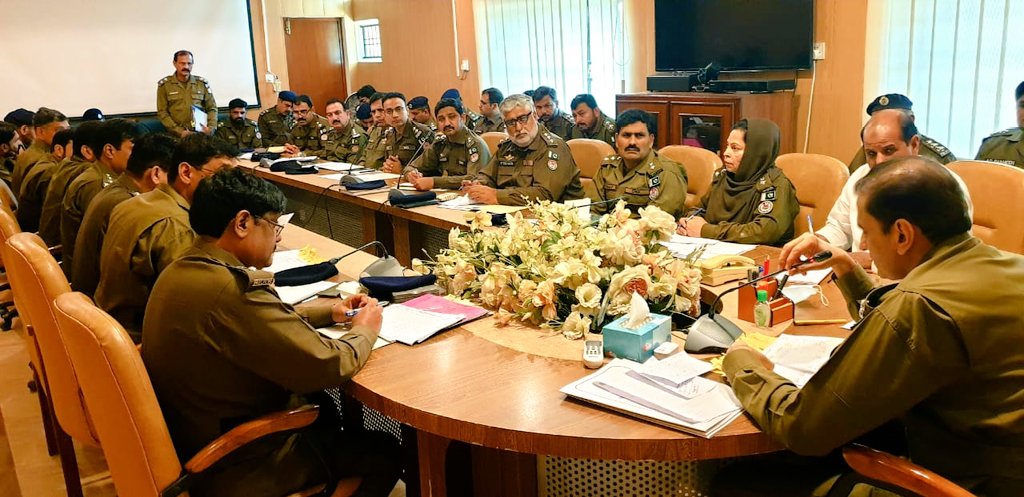 RpoSahiwal's tweet photo. انسپکٹر جنرل آف پولیس پنجاب فیصل شاہکار کے احکامات کی روشنی میں آر پی او ساہیوال طیب حفیظ چیمہ نے آر پی آفس ساہیوال میں کرائم میٹنگ کا انعقاد کیا,میٹنگ میں ضلع ساہیوال اور ضلع اوکاڑہ کےایس پی انویسٹی گیشنز,ایس ڈی پی اوز اورایس ایچ اوز نے شرکت کی @OfficialDPRPP @RwpPolice https://t.co/suDeTbIUvG