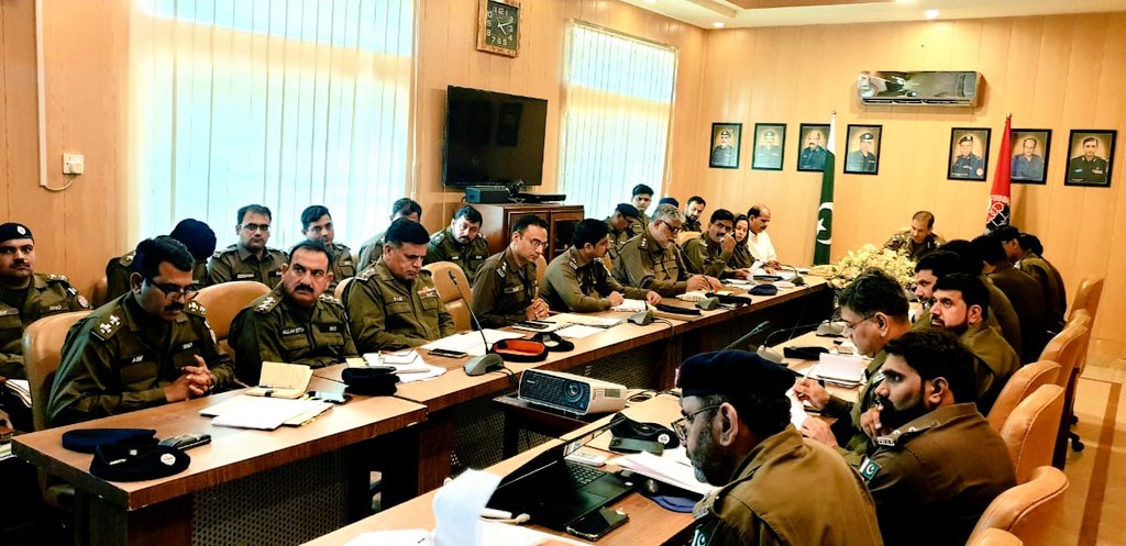 RpoSahiwal's tweet photo. انسپکٹر جنرل آف پولیس پنجاب فیصل شاہکار کے احکامات کی روشنی میں آر پی او ساہیوال طیب حفیظ چیمہ نے آر پی آفس ساہیوال میں کرائم میٹنگ کا انعقاد کیا,میٹنگ میں ضلع ساہیوال اور ضلع اوکاڑہ کےایس پی انویسٹی گیشنز,ایس ڈی پی اوز اورایس ایچ اوز نے شرکت کی @OfficialDPRPP @RwpPolice https://t.co/suDeTbIUvG