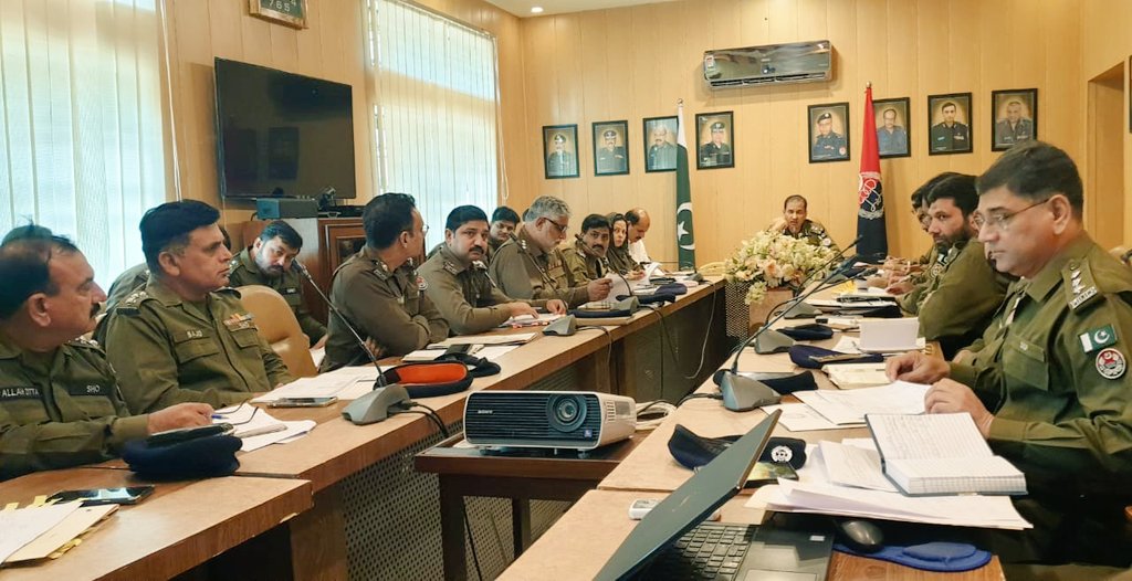 RpoSahiwal's tweet photo. انسپکٹر جنرل آف پولیس پنجاب فیصل شاہکار کے احکامات کی روشنی میں آر پی او ساہیوال طیب حفیظ چیمہ نے آر پی آفس ساہیوال میں کرائم میٹنگ کا انعقاد کیا,میٹنگ میں ضلع ساہیوال اور ضلع اوکاڑہ کےایس پی انویسٹی گیشنز,ایس ڈی پی اوز اورایس ایچ اوز نے شرکت کی @OfficialDPRPP @RwpPolice https://t.co/suDeTbIUvG