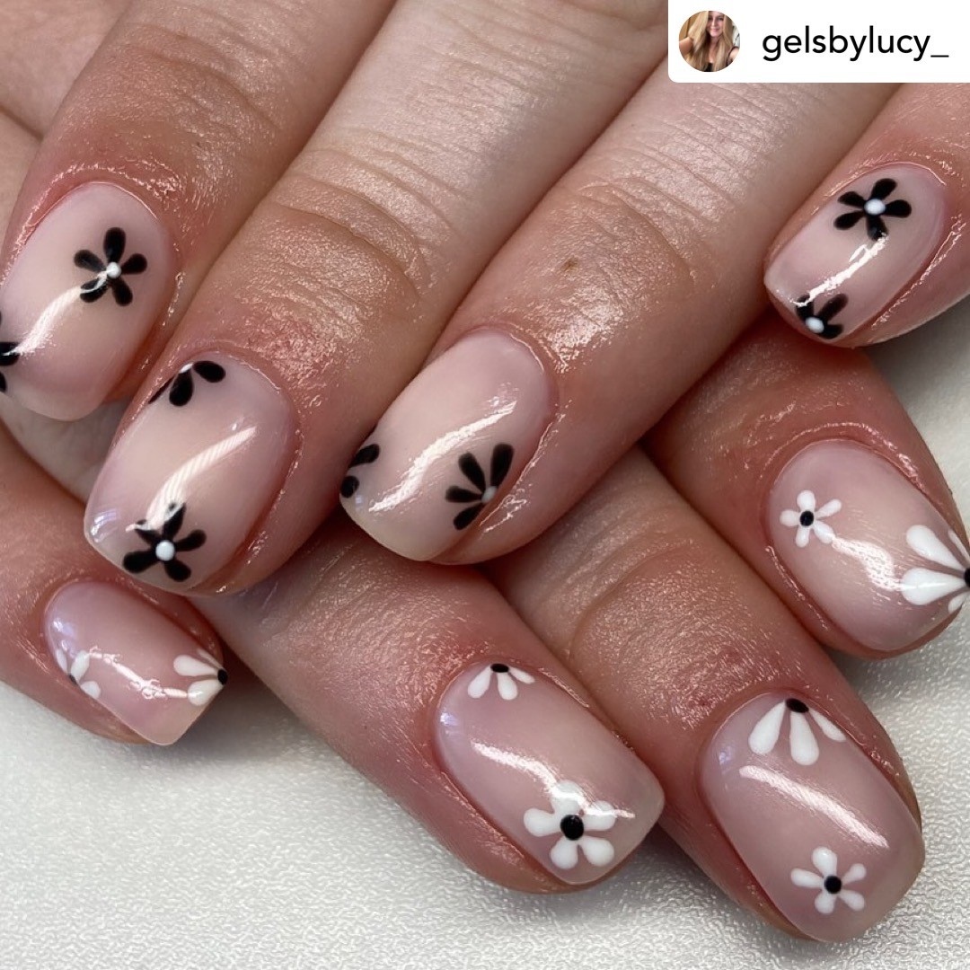 daisy nails | Daisy nails, Pastel blue nails, Nails