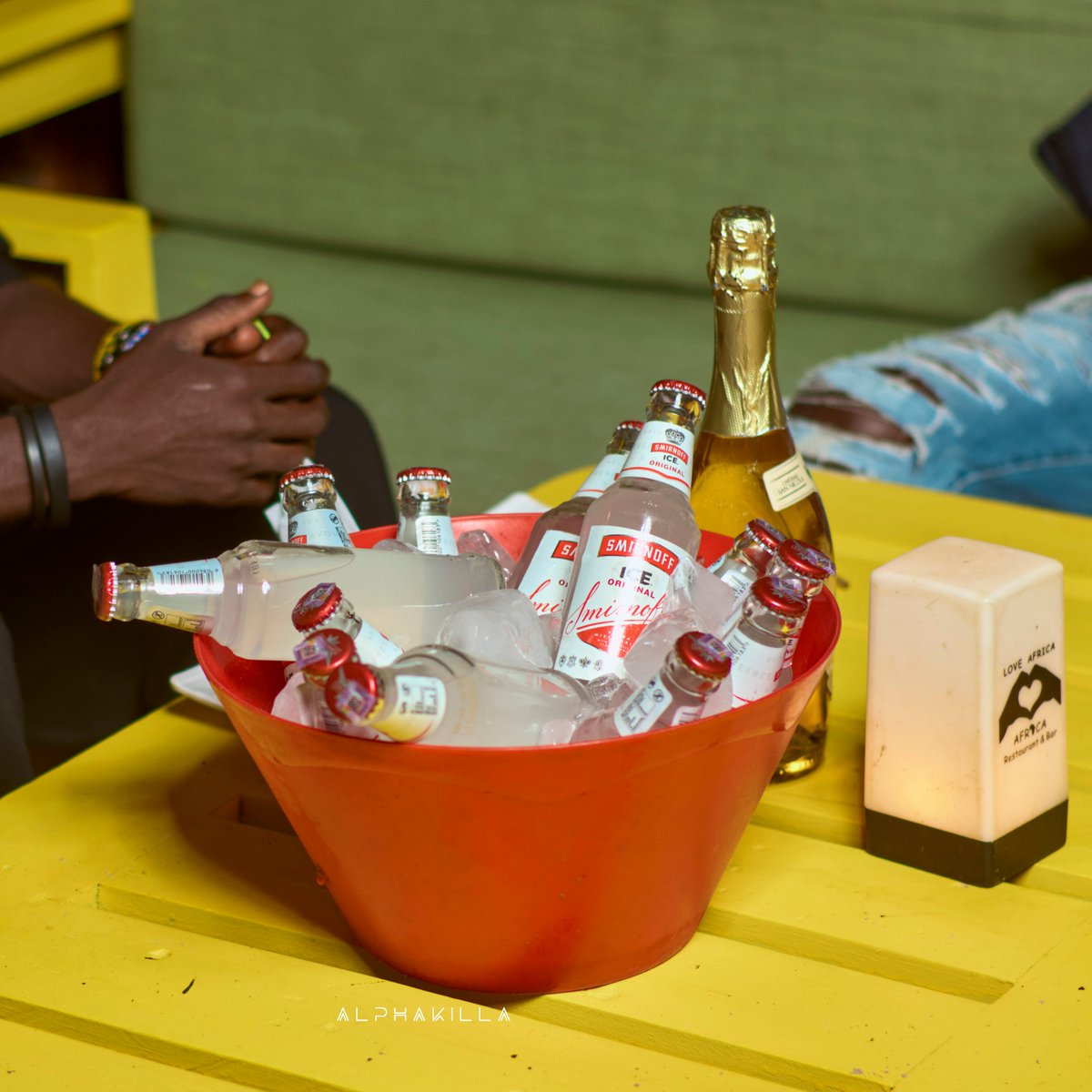 LoveAfricaTg's tweet photo. Les seaux de boissons Love Africa, les avez-vous déjà essayé? Ils sont parfaits et conçus exprès pour vous qui souhaitez passer vous amuser en groupe!!😉 Nous sommes ouvert jusqu'à l'aube!
#loveafrica #drinks #seaux #happymoments #TgTwittos #TT228 https://t.co/KOPPBi4cRI