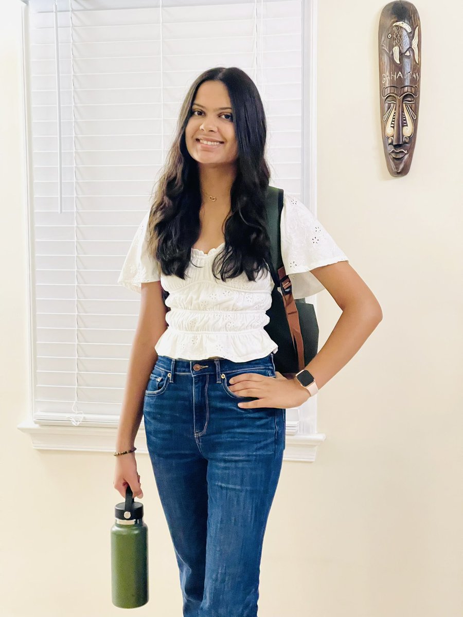 SurabhiApril's tweet photo. First day of Junior(11th grade) for Esha. Esha drove herself to school today. Best of luck to another great school year! Lots of love 😘😘 #vbschool @vbschools #vbcps #oceanlakesdolphins #VBDayOne @OceanLakesHS https://t.co/XLoiNnP2ut