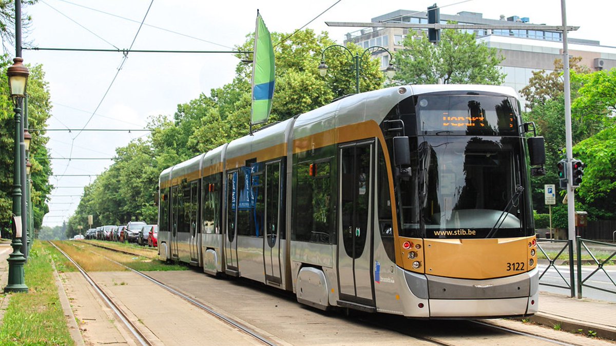 STIBMIVB's tweet photo. Tram à voile ⚽ https://t.co/j7xY3vw7Dp