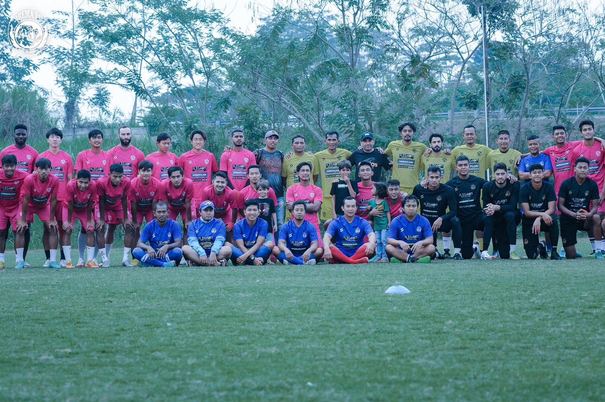 AremafcOfficial's tweet photo. Eduardo Almeida merasakan semangat kekeluargaan yang tinggi saat menukangi Arema FC, dia pun mendatangi latihan dan menyampaikan perpisahan. 💙

Sukses di perjalanan berikutnya coach!
#JiwaJawara
#aremafc #aremania #salamsatujiwa https://t.co/UpANXiLtC7
