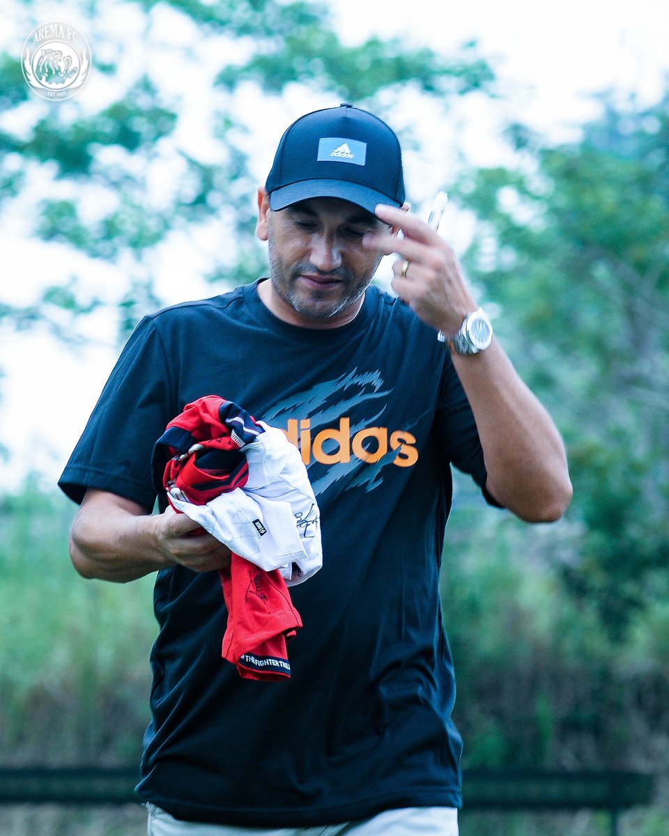 AremafcOfficial's tweet photo. Eduardo Almeida merasakan semangat kekeluargaan yang tinggi saat menukangi Arema FC, dia pun mendatangi latihan dan menyampaikan perpisahan. 💙

Sukses di perjalanan berikutnya coach!
#JiwaJawara
#aremafc #aremania #salamsatujiwa https://t.co/UpANXiLtC7