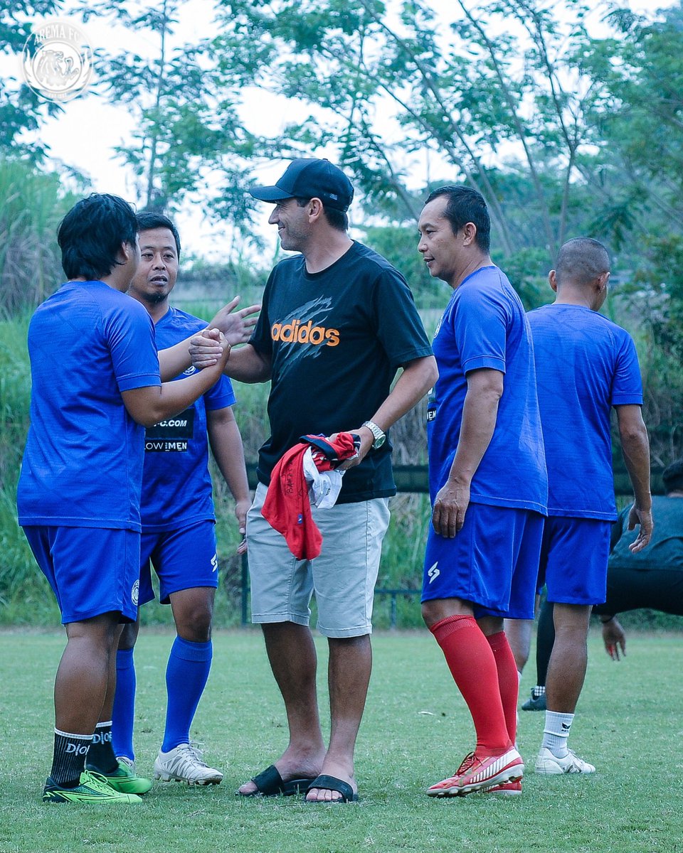 AremafcOfficial's tweet photo. Eduardo Almeida merasakan semangat kekeluargaan yang tinggi saat menukangi Arema FC, dia pun mendatangi latihan dan menyampaikan perpisahan. 💙

Sukses di perjalanan berikutnya coach!
#JiwaJawara
#aremafc #aremania #salamsatujiwa https://t.co/UpANXiLtC7