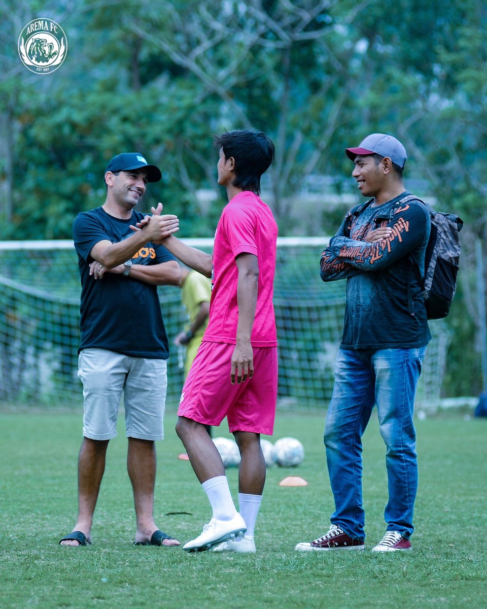AremafcOfficial's tweet photo. Eduardo Almeida merasakan semangat kekeluargaan yang tinggi saat menukangi Arema FC, dia pun mendatangi latihan dan menyampaikan perpisahan. 💙

Sukses di perjalanan berikutnya coach!
#JiwaJawara
#aremafc #aremania #salamsatujiwa https://t.co/UpANXiLtC7