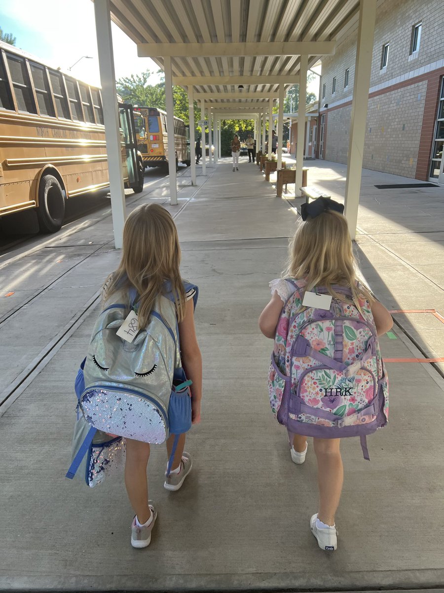 Oh my heart 💚 These 2 girls have become such sweet friends. I am so grateful <a href="/SycamoreCreekES/">Sycamore Creek ES</a> prioritizes community building. It has laid the best Kindergarten foundation! 🐊
