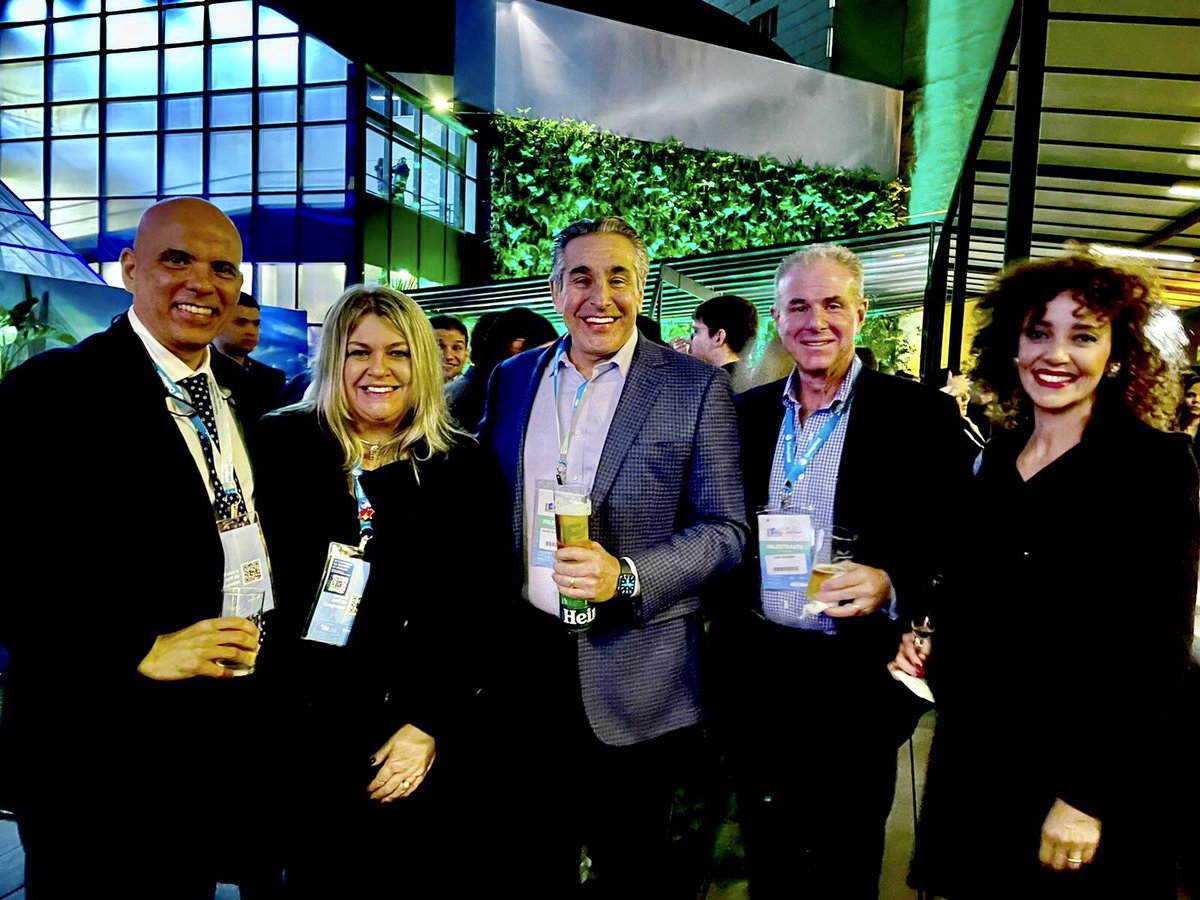 drcristianouro's tweet photo. Wonderful time with our international speakers Eric Rovner, David Ginsberg, David Sussman and Vicent Tse at the Sao Paulo Meeting #cpu2022 @sbusp_oficial @sufuorg @vturodynamic @DavidGUSCFPMRS @dosuss57 @icuptoo https://t.co/1Qbym4lyyp