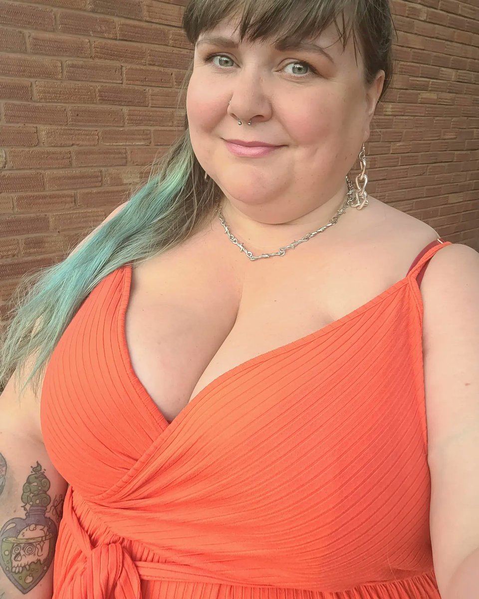 Glowing in Orange, don't you think?! Should I do a promo for my OFans? I've not done one in so long ☺
