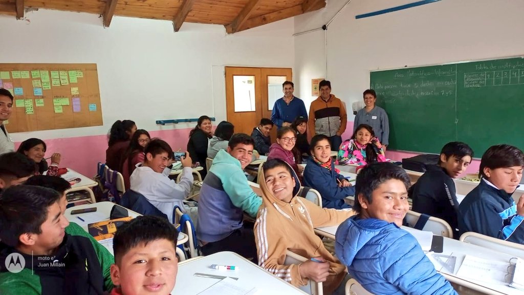 RFlutsch's tweet photo. #ESeSiR #Huncal
Las oportunidades educativas en contexto de ruralidad, son celebradas por toda la comunidad. Hoy estudiantes del anexo del CPEM 98, concretan sus trayectorias educativas en las aulas de la escuela. Gracias dire "Kachy" por las 📸
#MinisterioGobiernoEducación
#CPE https://t.co/CbEnrYgM5S