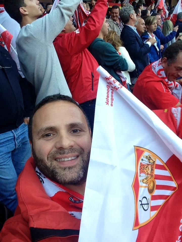 Sobran los motivos para darlo todo en la grada esta noche, pero por encima de todo está el hacer que nuestros cánticos lleguen al tercer anillo para que Antonio pueda seguir animando a su Sevilla.