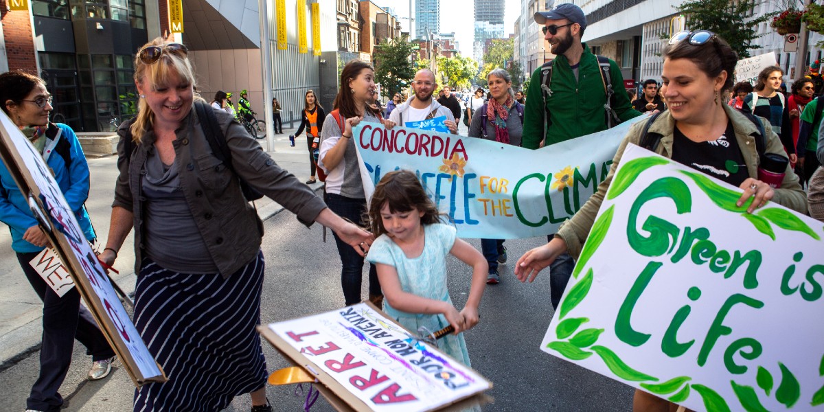 ConcordiaAlumni's tweet photo. Meet the #CUShuffle fundraisers marching for climate justice ๐โโ๏ธ๐ถ๐จโ๐ฆผ
โก๏ธhttps://t.co/Buon3I2XTA
On Friday, September 23, @Concordia's Office of Sustainability will lead a team raising awareness and funds for environmental action.
__
#CUpride #sustainability #philanthropy https://t.co/utyB0PAvO7